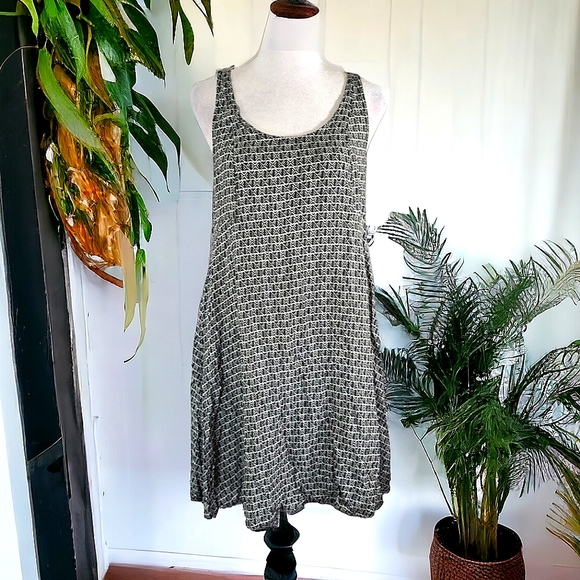 H&M Women's Black & White Geometric Pattern Sleeveless Sheath Mini Dress Size 6 - Picture 1 of 10